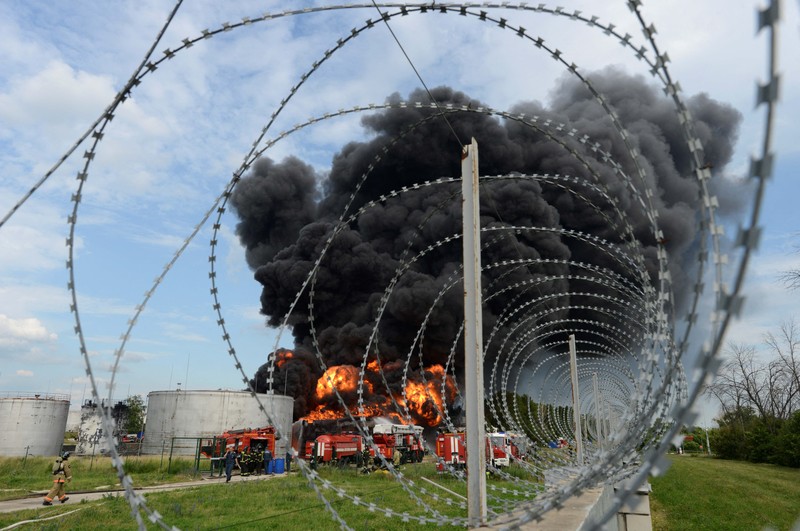 Depo bahan bakar minyak (BBM) Rusia di wilayah Voronezh terbakar pada Sabtu (24/6). Ratusan pemadam kebakaran dikerahkan untuk memadamkan api. (REUTERS/STRINGER) Depo bahan bakar minyak (BBM) Rusia di wilayah Voronezh terbakar pada Sabtu (24/6). Ratusan pemadam kebakaran dikerahkan untuk memadamkan api. (REUTERS/STRINGER)