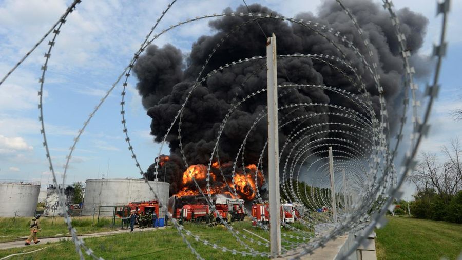 Depo bahan bakar minyak (BBM) Rusia di wilayah Voronezh terbakar pada Sabtu (24/6). Ratusan pemadam kebakaran dikerahkan untuk memadamkan api. (REUTERS/STRINGER)