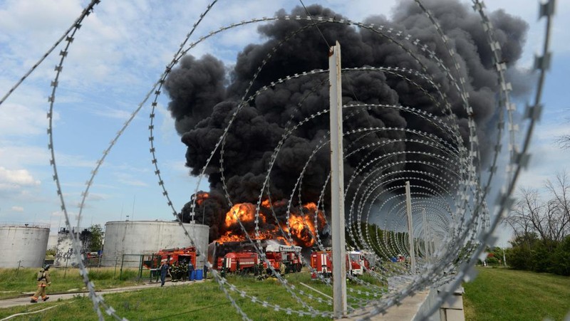 Depo bahan bakar minyak (BBM) Rusia di wilayah Voronezh terbakar pada Sabtu (24/6). Ratusan pemadam kebakaran dikerahkan untuk memadamkan api. (REUTERS/STRINGER)