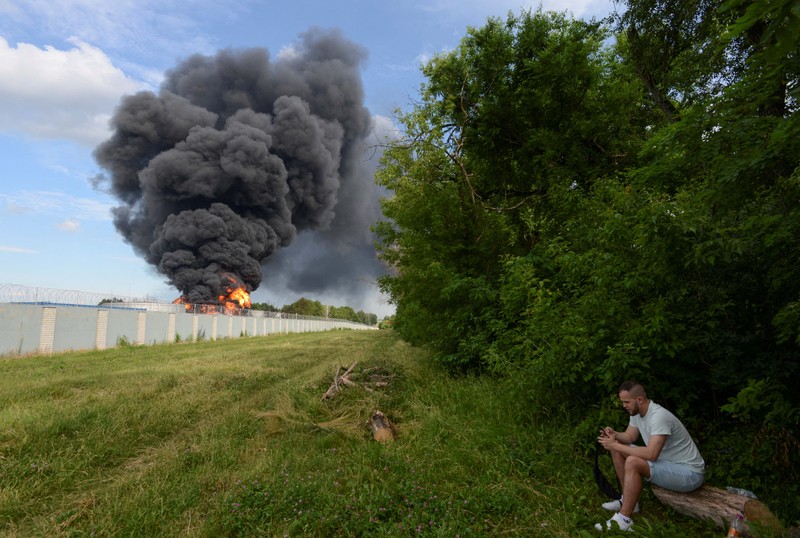 Depo bahan bakar minyak (BBM) Rusia di wilayah Voronezh terbakar pada Sabtu (24/6). Ratusan pemadam kebakaran dikerahkan untuk memadamkan api. (REUTERS/STRINGER) Depo bahan bakar minyak (BBM) Rusia di wilayah Voronezh terbakar pada Sabtu (24/6). Ratusan pemadam kebakaran dikerahkan untuk memadamkan api. (REUTERS/STRINGER)