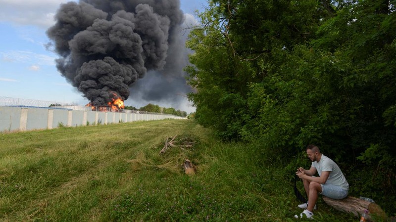 Depo bahan bakar minyak (BBM) Rusia di wilayah Voronezh terbakar pada Sabtu (24/6). Ratusan pemadam kebakaran dikerahkan untuk memadamkan api. (REUTERS/STRINGER)