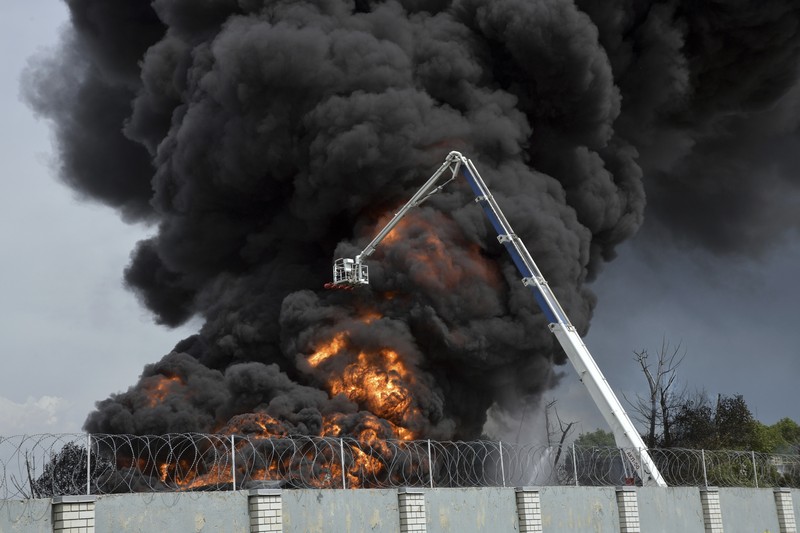 Depo bahan bakar minyak (BBM) Rusia di wilayah Voronezh terbakar pada Sabtu (24/6). Ratusan pemadam kebakaran dikerahkan untuk memadamkan api. (REUTERS/STRINGER) Depo bahan bakar minyak (BBM) Rusia di wilayah Voronezh terbakar pada Sabtu (24/6). Ratusan pemadam kebakaran dikerahkan untuk memadamkan api. (REUTERS/STRINGER)