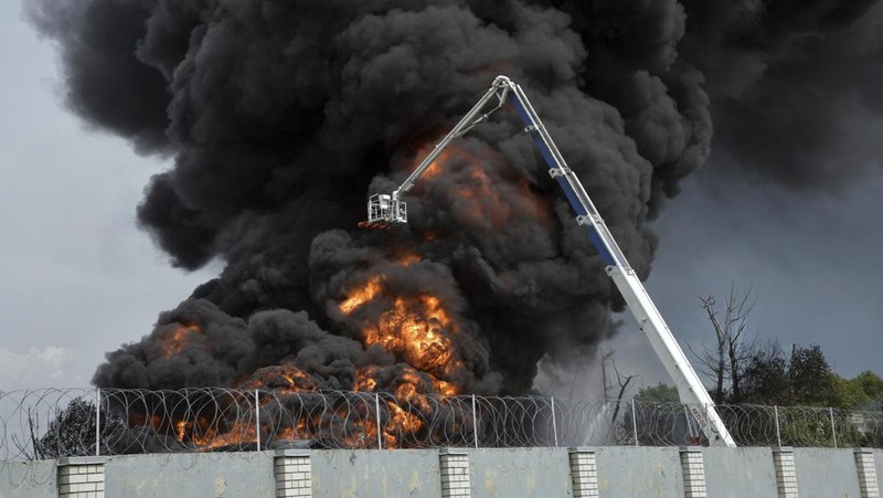 Depo bahan bakar minyak (BBM) Rusia di wilayah Voronezh terbakar pada Sabtu (24/6). Ratusan pemadam kebakaran dikerahkan untuk memadamkan api. (REUTERS/STRINGER)