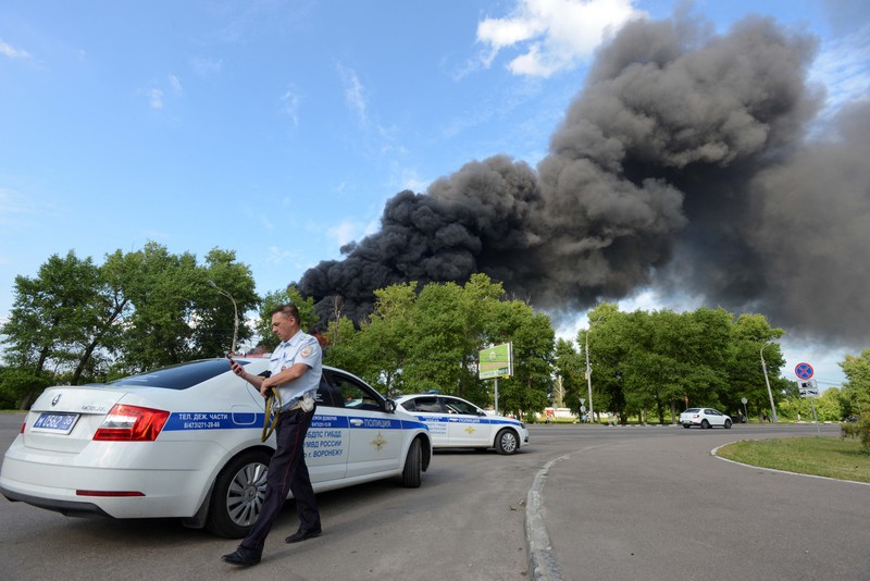 Depo bahan bakar minyak (BBM) Rusia di wilayah Voronezh terbakar pada Sabtu (24/6). Ratusan pemadam kebakaran dikerahkan untuk memadamkan api. (REUTERS/STRINGER) Depo bahan bakar minyak (BBM) Rusia di wilayah Voronezh terbakar pada Sabtu (24/6). Ratusan pemadam kebakaran dikerahkan untuk memadamkan api. (REUTERS/STRINGER)