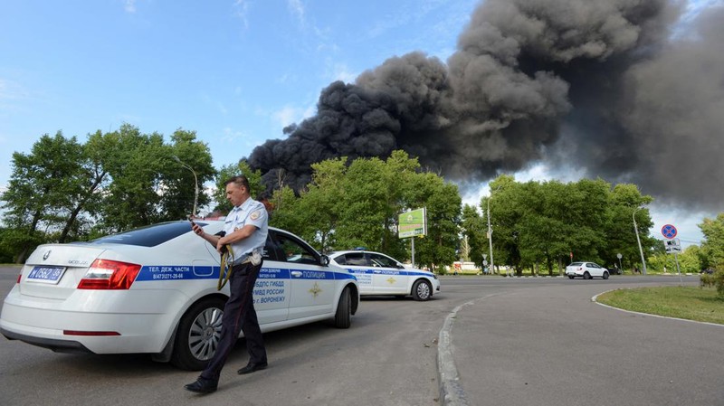 Depo bahan bakar minyak (BBM) Rusia di wilayah Voronezh terbakar pada Sabtu (24/6). Ratusan pemadam kebakaran dikerahkan untuk memadamkan api. (REUTERS/STRINGER)