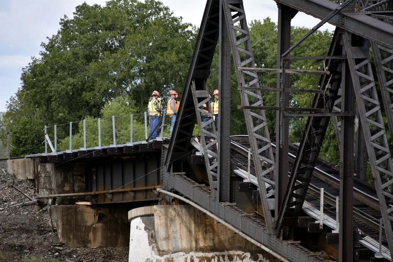 Kereta api terguling di negara bagian Montana, Amerika Serikat (AS), dan menyebabkan jembatan di atas Sungai Yellowstone runtuh pada Sabtu pagi, (24/6/2023) waktu setempat. (AP/Larry Mayer) Kereta api terguling di negara bagian Montana, Amerika Serikat (AS), dan menyebabkan jembatan di atas Sungai Yellowstone runtuh pada Sabtu pagi, (24/6/2023) waktu setempat. (AP/Larry Mayer)