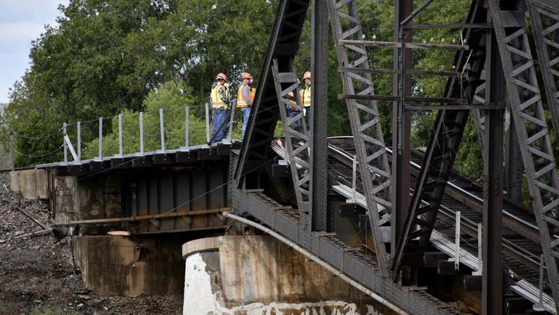 Kereta api terguling di negara bagian Montana, Amerika Serikat (AS), dan menyebabkan jembatan di atas Sungai Yellowstone runtuh pada Sabtu pagi, (24/6/2023) waktu setempat. (AP/Larry Mayer)