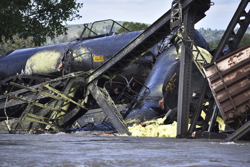 Kereta api terguling di negara bagian Montana, Amerika Serikat (AS), dan menyebabkan jembatan di atas Sungai Yellowstone runtuh pada Sabtu pagi, (24/6/2023) waktu setempat. (AP/Larry Mayer) Kereta api terguling di negara bagian Montana, Amerika Serikat (AS), dan menyebabkan jembatan di atas Sungai Yellowstone runtuh pada Sabtu pagi, (24/6/2023) waktu setempat. (AP/Larry Mayer)