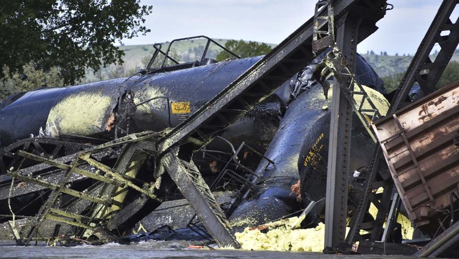 Kereta api terguling di negara bagian Montana, Amerika Serikat (AS), dan menyebabkan jembatan di atas Sungai Yellowstone runtuh pada Sabtu pagi, (24/6/2023) waktu setempat. (AP/Larry Mayer)
