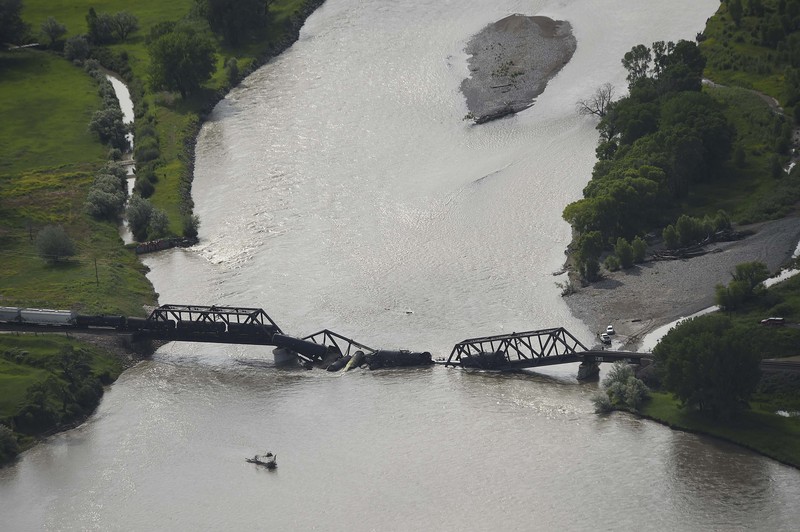 Kereta api terguling di negara bagian Montana, Amerika Serikat (AS), dan menyebabkan jembatan di atas Sungai Yellowstone runtuh pada Sabtu pagi, (24/6/2023) waktu setempat. (AP/Larry Mayer)
