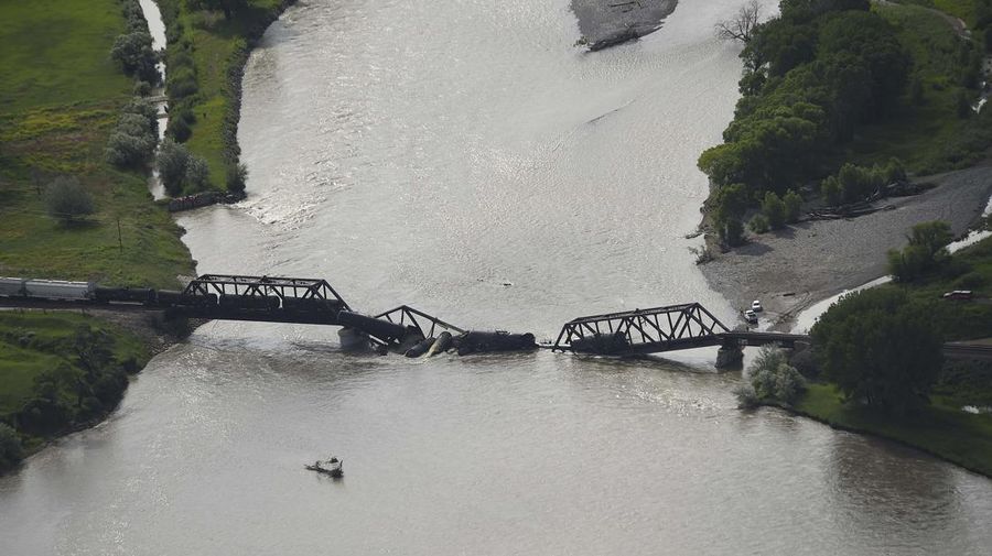 Kereta api terguling di negara bagian Montana, Amerika Serikat (AS), dan menyebabkan jembatan di atas Sungai Yellowstone runtuh pada Sabtu pagi, (24/6/2023) waktu setempat. (AP/Larry Mayer)