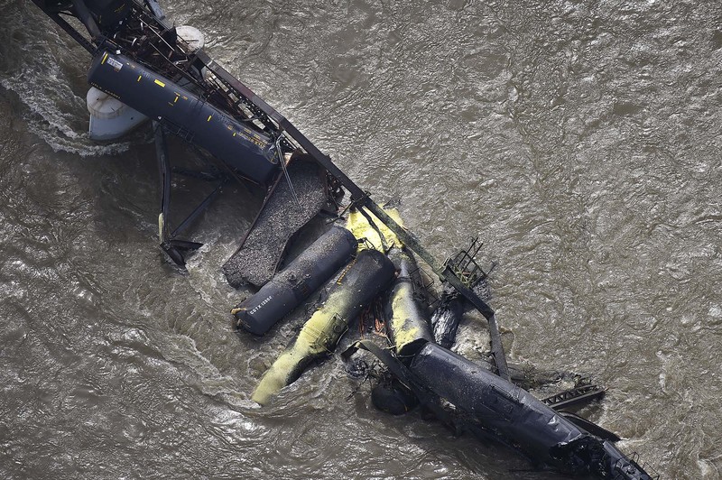 Kereta api terguling di negara bagian Montana, Amerika Serikat (AS), dan menyebabkan jembatan di atas Sungai Yellowstone runtuh pada Sabtu pagi, (24/6/2023) waktu setempat. (AP/Larry Mayer) Kereta api terguling di negara bagian Montana, Amerika Serikat (AS), dan menyebabkan jembatan di atas Sungai Yellowstone runtuh pada Sabtu pagi, (24/6/2023) waktu setempat. (AP/Larry Mayer)