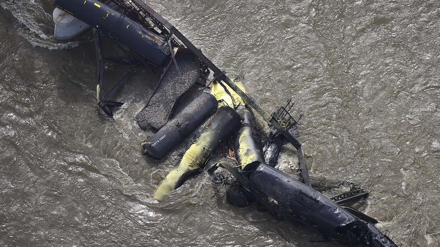 Kereta api terguling di negara bagian Montana, Amerika Serikat (AS), dan menyebabkan jembatan di atas Sungai Yellowstone runtuh pada Sabtu pagi, (24/6/2023) waktu setempat. (AP/Larry Mayer)