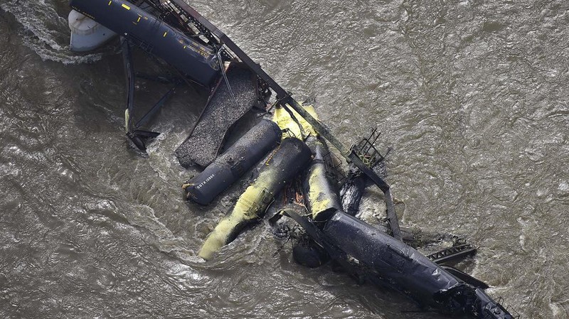 Kereta api terguling di negara bagian Montana, Amerika Serikat (AS), dan menyebabkan jembatan di atas Sungai Yellowstone runtuh pada Sabtu pagi, (24/6/2023) waktu setempat. (AP/Larry Mayer)