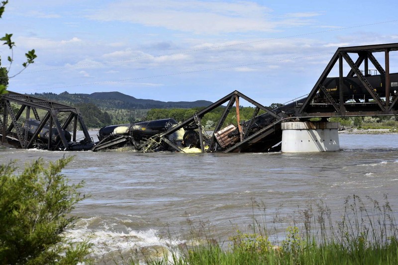 Kereta api terguling di negara bagian Montana, Amerika Serikat (AS), dan menyebabkan jembatan di atas Sungai Yellowstone runtuh pada Sabtu pagi, (24/6/2023) waktu setempat. (AP/Larry Mayer) Kereta api terguling di negara bagian Montana, Amerika Serikat (AS), dan menyebabkan jembatan di atas Sungai Yellowstone runtuh pada Sabtu pagi, (24/6/2023) waktu setempat. (AP/Larry Mayer)