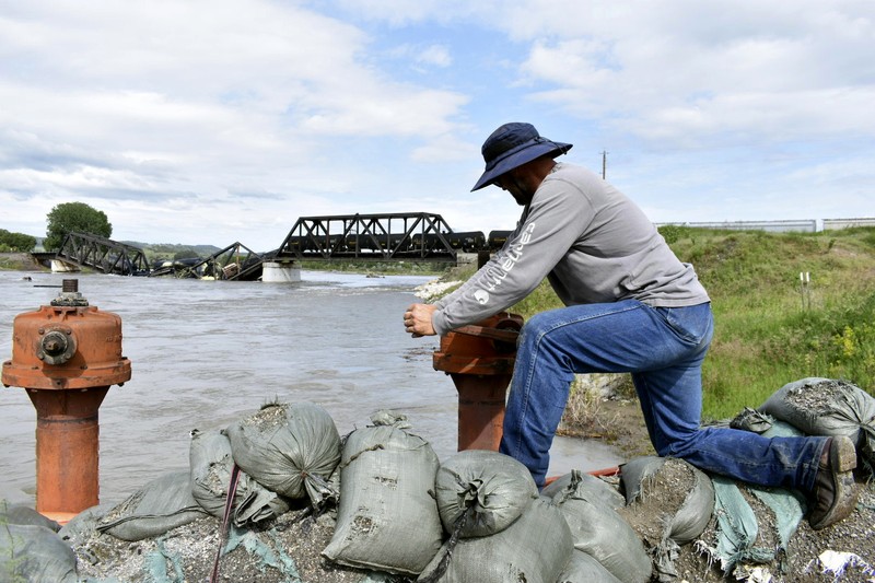 Kereta api terguling di negara bagian Montana, Amerika Serikat (AS), dan menyebabkan jembatan di atas Sungai Yellowstone runtuh pada Sabtu pagi, (24/6/2023) waktu setempat. (AP/Larry Mayer) Kereta api terguling di negara bagian Montana, Amerika Serikat (AS), dan menyebabkan jembatan di atas Sungai Yellowstone runtuh pada Sabtu pagi, (24/6/2023) waktu setempat. (AP/Larry Mayer)