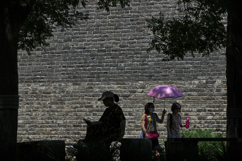 Anak-anak mendinginkan diri dengan kipas angin listrik saat beristirahat. (AP/Andy Wong)