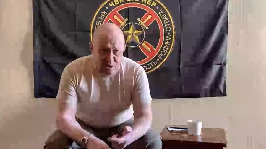 Dalam cuplikan yang diambil dari video dan dirilis oleh Layanan Pers Prigozhin pada hari Jumat, 23 Juni 2023, Yevgeny Prigozhin, kepala jutawan yang blak-blakan dari kontraktor militer swasta Wagner, berbicara selama wawancaranya di lokasi yang tidak ditentukan. Prigozhin, jutawan pemilik kontraktor militer Grup Wagner, menyerang petinggi militer Rusia, menuduhnya meremehkan ancaman yang ditimbulkan oleh serangan balasan Ukraina. (Prigozhin Press Service via AP, File)