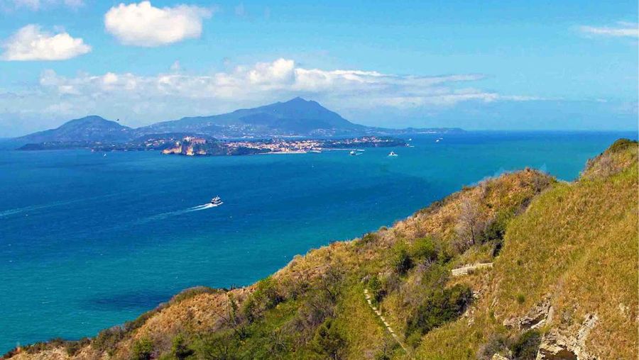Gunung berapi Campi Flegrei potensi meletus besar-besaran dalam waktu dekat akan menyebabkan tsunami setinggi 33,5 meter. (Tangkapan Layar Video CNBC Internasional)
