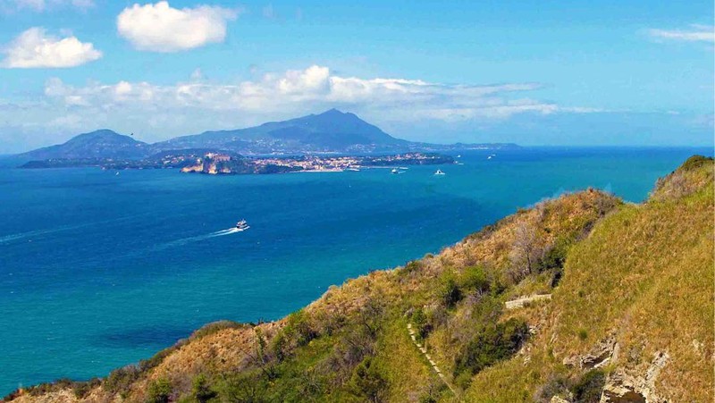 Gunung berapi Campi Flegrei potensi meletus besar-besaran dalam waktu dekat akan menyebabkan tsunami setinggi 33,5 meter. (Tangkapan Layar Video CNBC Internasional)
