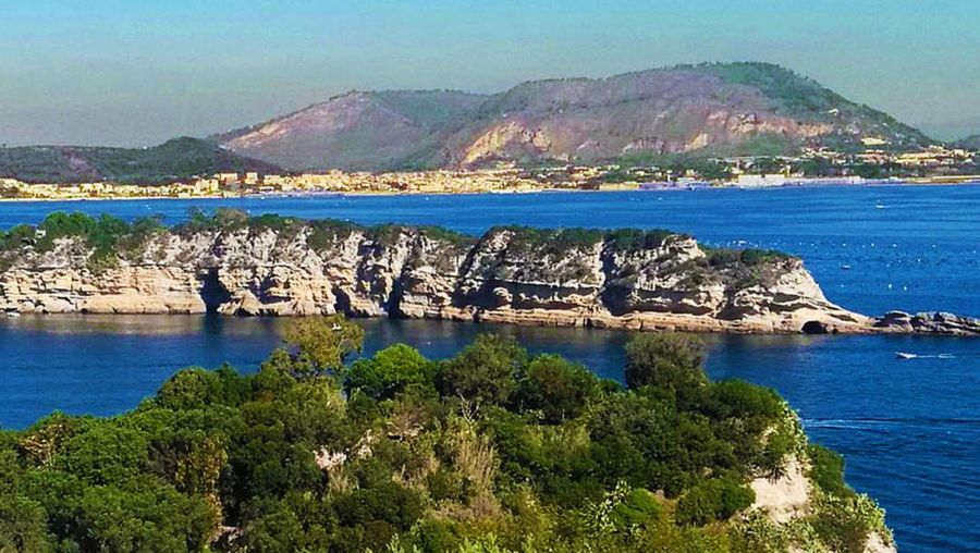 Gunung berapi Campi Flegrei potensi meletus besar-besaran dalam waktu dekat akan menyebabkan tsunami setinggi 33,5 meter. (Tangkapan Layar Video CNBC Internasional)