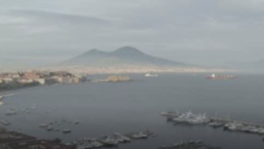 Gunung berapi Campi Flegrei potensi meletus besar-besaran dalam waktu dekat akan menyebabkan tsunami setinggi 33,5 meter. (Tangkapan Layar Video CNBC Internasional)