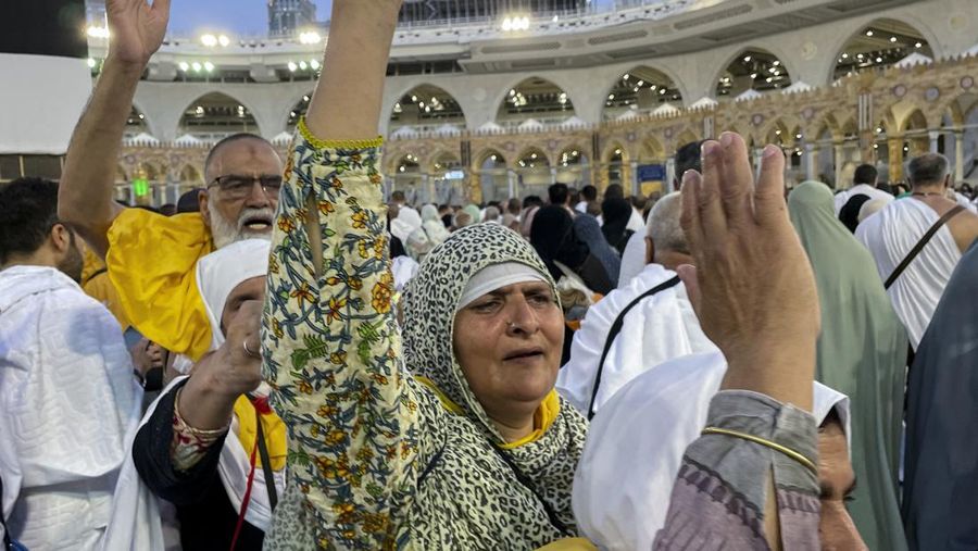 Jemaah haji mengelilingi Ka'bah, bangunan kubik di Masjidil Haram, selama ibadah haji tahunan, di Mekkah, Arab Saudi, Minggu, 25 Juni 2023. Jemaah haji berkumpul di kota suci Mekkah Arab Saudi untuk haji terbesar sejak itu. pandemi virus corona sangat membatasi akses ke salah satu dari lima rukun Islam. (AP Photo/Amr Nabil)