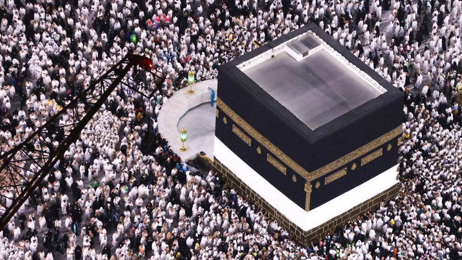 Jemaah haji melaksanakan Tawaf, saat mereka mulai berdatangan untuk menunaikan ibadah haji tahunan di Masjidil Haram, di kota suci Mekkah, Arab Saudi, 25 Juni 2023. (REUTERS/Mohamed Abd El Ghany)