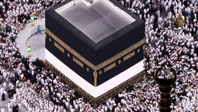 Jemaah haji mengelilingi Ka'bah, bangunan kubik di Masjidil Haram, selama ibadah haji tahunan, di Mekkah, Arab Saudi, Minggu, 25 Juni 2023. Jemaah haji berkumpul di kota suci Mekkah Arab Saudi untuk haji terbesar sejak itu. pandemi virus corona sangat membatasi akses ke salah satu dari lima rukun Islam. (AP Photo/Amr Nabil)