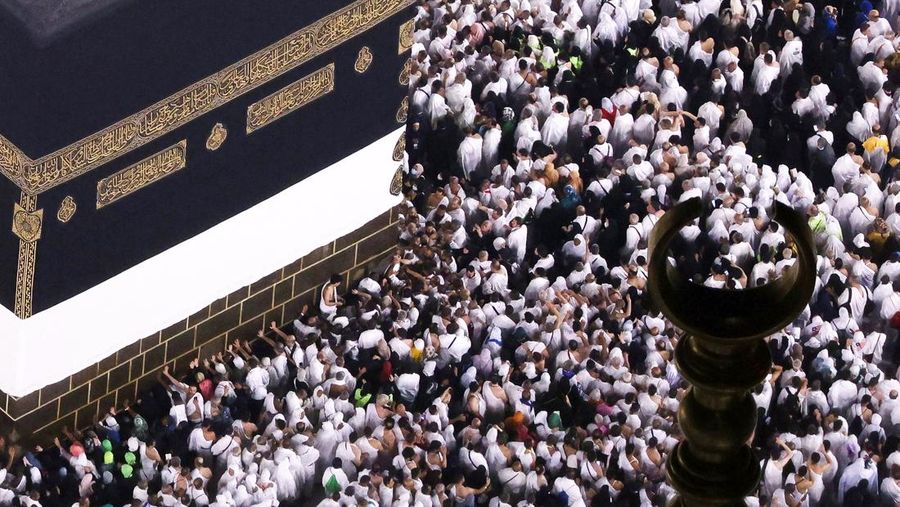 Jemaah haji mengelilingi Ka'bah, bangunan kubik di Masjidil Haram, selama ibadah haji tahunan, di Mekkah, Arab Saudi, Minggu, 25 Juni 2023. Jemaah haji berkumpul di kota suci Mekkah Arab Saudi untuk haji terbesar sejak itu. pandemi virus corona sangat membatasi akses ke salah satu dari lima rukun Islam. (AP Photo/Amr Nabil)