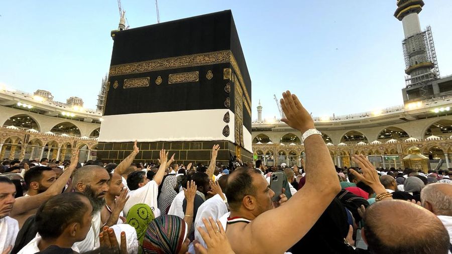 Jemaah haji mengelilingi Ka'bah, bangunan kubik di Masjidil Haram, selama ibadah haji tahunan, di Mekkah, Arab Saudi, Minggu, 25 Juni 2023. Jemaah haji berkumpul di kota suci Mekkah Arab Saudi untuk haji terbesar sejak itu. pandemi virus corona sangat membatasi akses ke salah satu dari lima rukun Islam. (AP Photo/Amr Nabil)