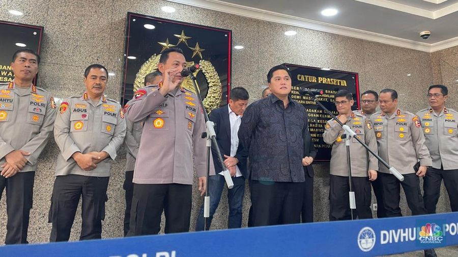 Kapolri Jenderal Listyo Sigit Prabowo dan Ketua Umum Persatuan Sepak bola Seluruh Indonesia (PSSI) Erick Thohir. (CNBC Indonesia/Romys Binekasri)