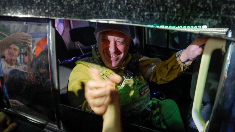 Kepala tentara bayaran Wagner Yevgeny Prigozhin meninggalkan markas Distrik Militer Selatan di tengah penarikan kelompok itu dari kota Rostov-on-Don, Rusia, 24 Juni 2023. (REUTERS/Alexander Ermochenko)