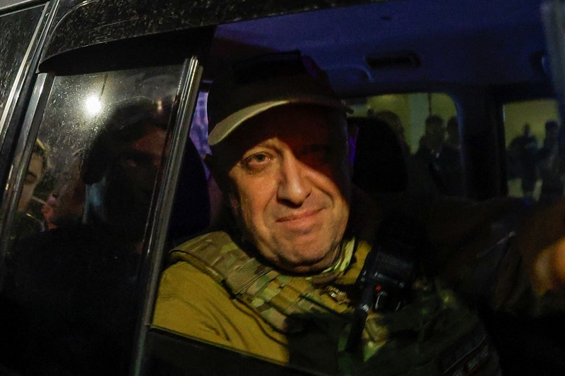 Kepala tentara bayaran Wagner Yevgeny Prigozhin meninggalkan markas Distrik Militer Selatan di tengah penarikan kelompok itu dari kota Rostov-on-Don, Rusia, 24 Juni 2023. (REUTERS/Alexander Ermochenko)