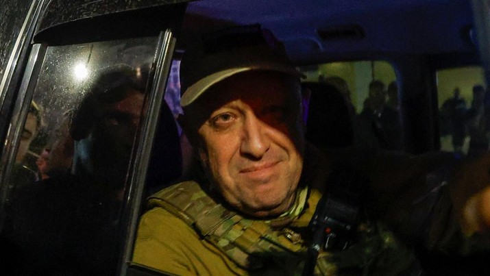Kepala tentara bayaran Wagner Yevgeny Prigozhin meninggalkan markas Distrik Militer Selatan di tengah penarikan kelompok itu dari kota Rostov-on-Don, Rusia, 24 Juni 2023. (REUTERS/Alexander Ermochenko)