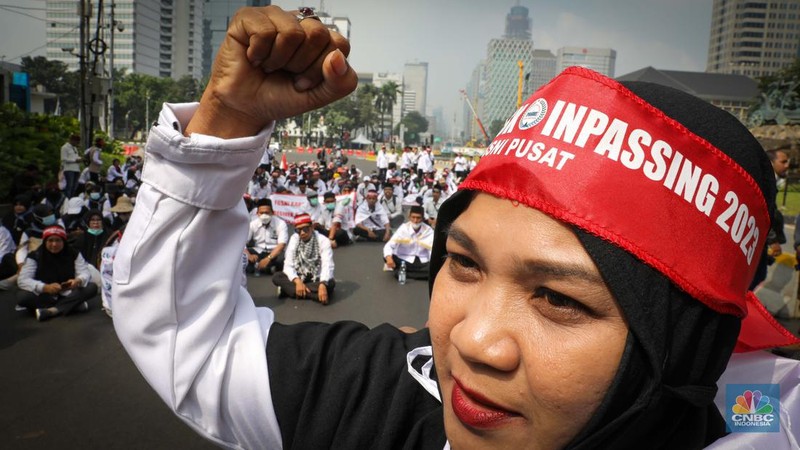 Massa aksi guru Madrasah yang tergabung dalam Forum Guru Sertifikasi Non Inpassing (FGSNI) melakukan unjuk rasa di kawasan Patung Kuda, Monas, Jakarta, Senin (26/6/2023). (CNBC Indonesia/Faisal Rahman)
