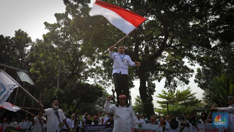 Massa aksi guru Madrasah yang tergabung dalam Forum Guru Sertifikasi Non Inpassing (FGSNI) melakukan unjuk rasa di kawasan Patung Kuda, Monas, Jakarta, Senin (26/6/2023). (CNBC Indonesia/Faisal Rahman)