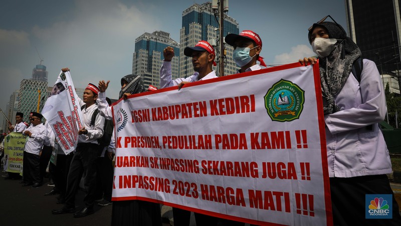 Massa aksi guru Madrasah yang tergabung dalam Forum Guru Sertifikasi Non Inpassing (FGSNI) melakukan unjuk rasa di kawasan Patung Kuda, Monas, Jakarta, Senin (26/6/2023). Massa aksi guru Madrasah yang tergabung dalam Forum Guru Sertifikasi Non Inpassing (FGSNI) melakukan unjuk rasa di kawasan Patung Kuda, Monas, Jakarta, Senin (26/6/2023). (CNBC Indonesia/Faisal Rahman)