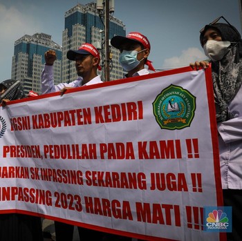 Aksi Guru Madrasah Gruduk Patung Kuda, Tuntut Kesetaraan