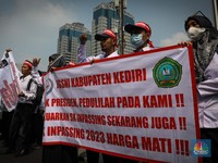 Aksi Guru Madrasah Gruduk Patung Kuda, Tuntut Kesetaraan