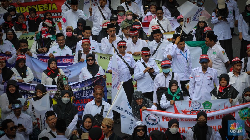 Massa aksi guru Madrasah yang tergabung dalam Forum Guru Sertifikasi Non Inpassing (FGSNI) melakukan unjuk rasa di kawasan Patung Kuda, Monas, Jakarta, Senin (26/6/2023). Massa aksi guru Madrasah yang tergabung dalam Forum Guru Sertifikasi Non Inpassing (FGSNI) melakukan unjuk rasa di kawasan Patung Kuda, Monas, Jakarta, Senin (26/6/2023). (CNBC Indonesia/Faisal Rahman)