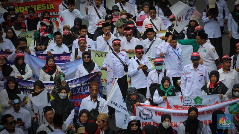 Massa aksi guru Madrasah yang tergabung dalam Forum Guru Sertifikasi Non Inpassing (FGSNI) melakukan unjuk rasa di kawasan Patung Kuda, Monas, Jakarta, Senin (26/6/2023). (CNBC Indonesia/Faisal Rahman)