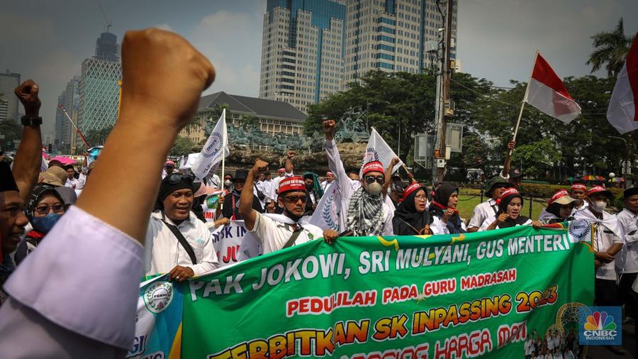 Massa aksi guru Madrasah yang tergabung dalam Forum Guru Sertifikasi Non Inpassing (FGSNI) melakukan unjuk rasa di kawasan Patung Kuda, Monas, Jakarta, Senin (26/6/2023). (CNBC Indonesia/Faisal Rahman)