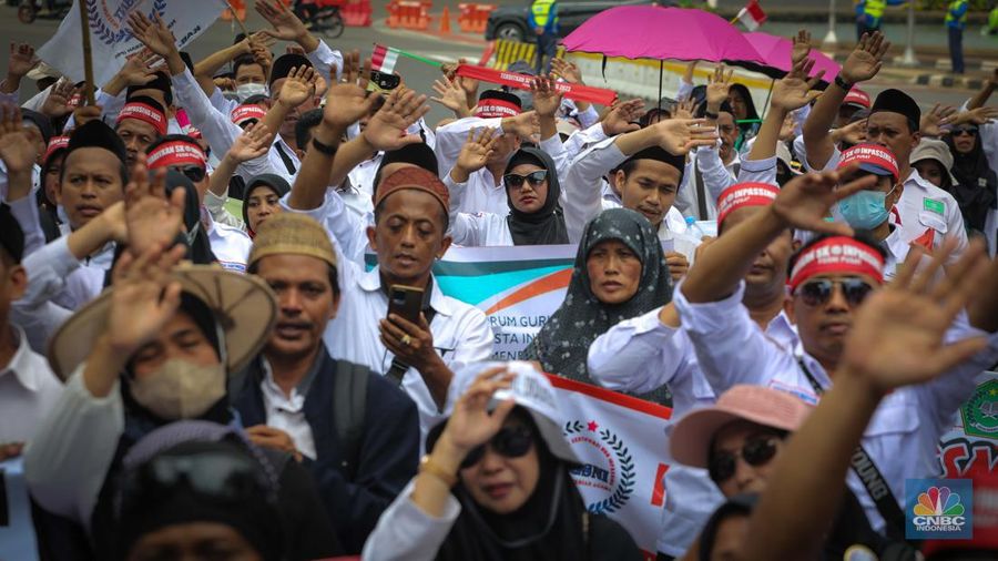 Massa aksi guru Madrasah yang tergabung dalam Forum Guru Sertifikasi Non Inpassing (FGSNI) melakukan unjuk rasa di kawasan Patung Kuda, Monas, Jakarta, Senin (26/6/2023). (CNBC Indonesia/Faisal Rahman)