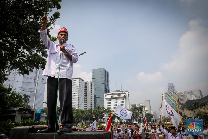 Massa aksi guru Madrasah yang tergabung dalam Forum Guru Sertifikasi Non Inpassing (FGSNI) melakukan unjuk rasa di kawasan Patung Kuda, Monas, Jakarta, Senin (26/6/2023). Massa aksi guru Madrasah yang tergabung dalam Forum Guru Sertifikasi Non Inpassing (FGSNI) melakukan unjuk rasa di kawasan Patung Kuda, Monas, Jakarta, Senin (26/6/2023). (CNBC Indonesia/Faisal Rahman)