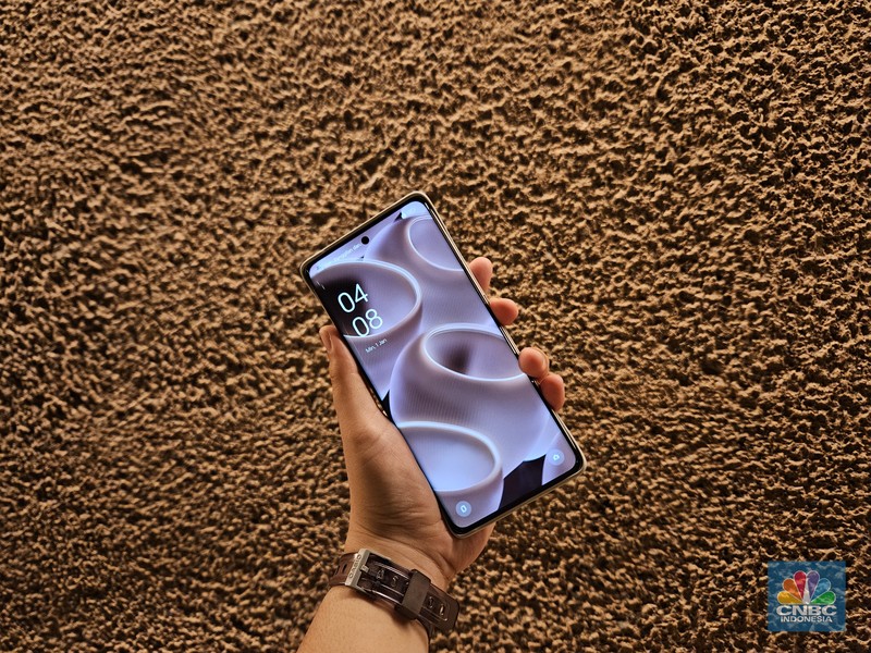 Oppo memamerkan ponsel flagship terbarunya, Oppo Find X6 Pro di Indonesia. Oppo memamerkan ponsel flagship terbarunya, Oppo Find X6 Pro di Indonesia. (CNBC Indoneia/Rakhmayanti Dewi)