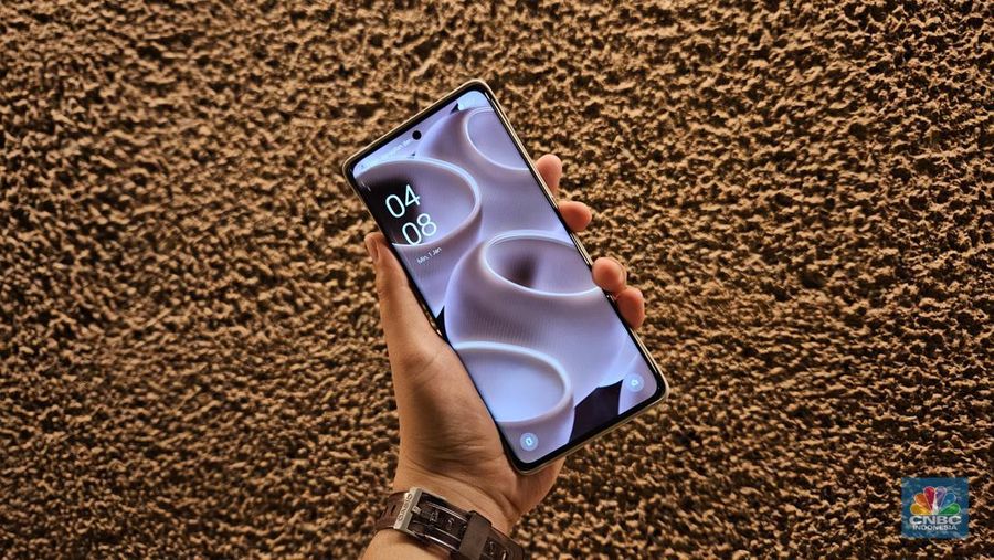 Oppo memamerkan ponsel flagship terbarunya, Oppo Find X6 Pro di Indonesia. (CNBC Indoneia/Rakhmayanti Dewi)