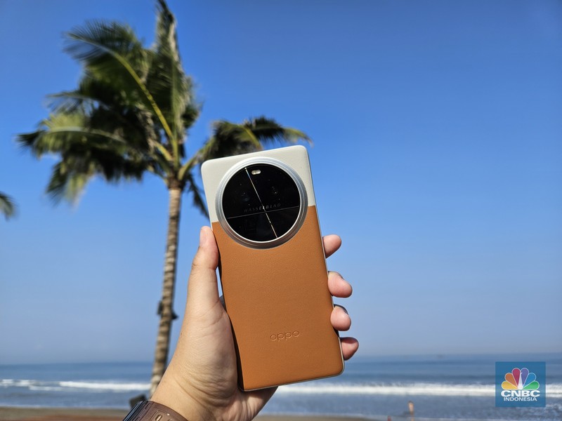 Oppo memamerkan ponsel flagship terbarunya, Oppo Find X6 Pro di Indonesia. (CNBC Indoneia/Rakhmayanti Dewi)