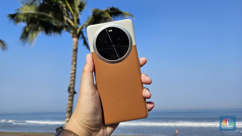 Oppo memamerkan ponsel flagship terbarunya, Oppo Find X6 Pro di Indonesia. (CNBC Indoneia/Rakhmayanti Dewi)