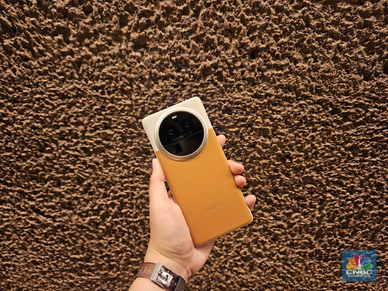 Oppo memamerkan ponsel flagship terbarunya, Oppo Find X6 Pro di Indonesia. (CNBC Indoneia/Rakhmayanti Dewi)